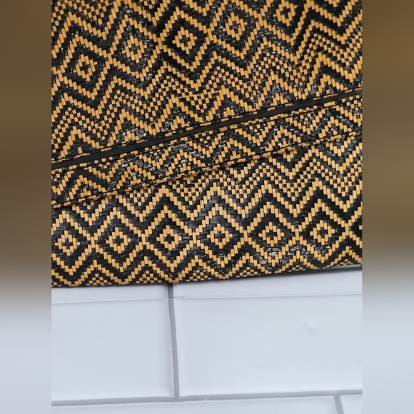 BCBGMAXAZRI Ladies Tan Black Straw Like Large Envelope Clutch Asymmetrical Flap - Picture 2 of 6